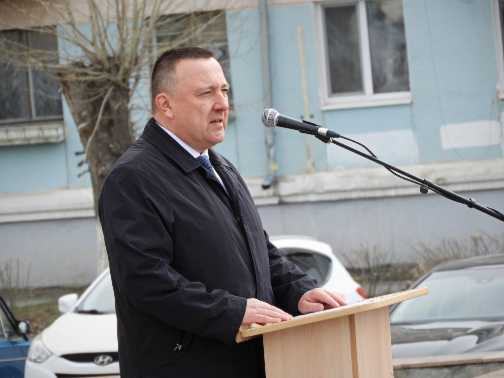 Мэр города Андрей Клопов выступает с речью. Фото: Александр Ярошук, «Вечерний Карпинск»