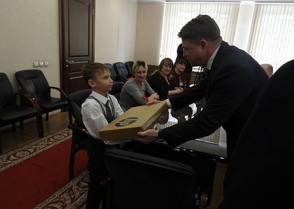 8-летнему карпинцу вручили подарок от губернатора Свердловской области