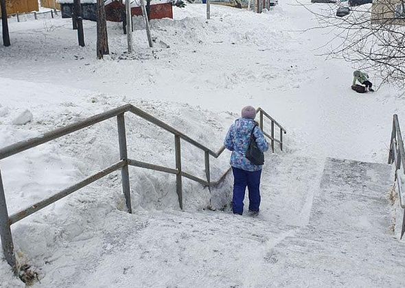 Карпинские пенсионеры жалуются на чистку лестницы возле проезда Нахимова