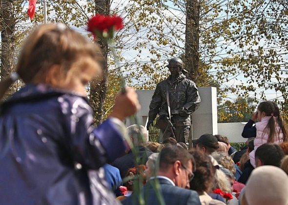 Евгений Куйвашев в День солидарности в борьбе с терроризмом принял участие в открытии памятника герою-уральцу
