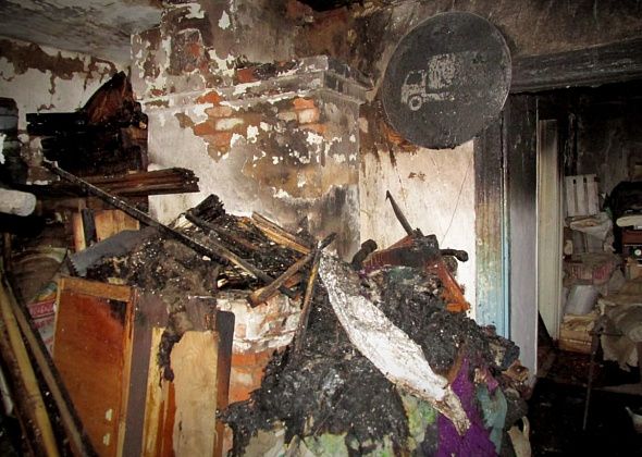 В Карпинске горел дом. Вызвал пожарных и помогал тушить глава города