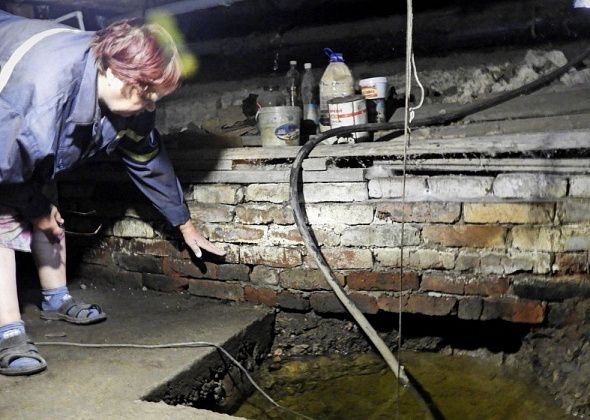 Жители частного дома жалуются на регулярные затопления подполья. Вода идет из колодца