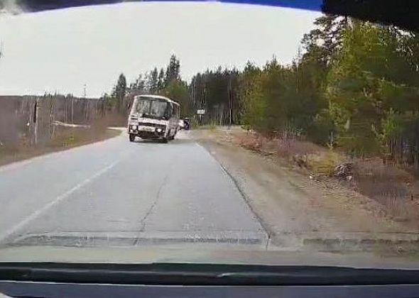 В Карпинске водитель автобуса чуть не устроил аварию. В ГИБДД пообещали провести проверку