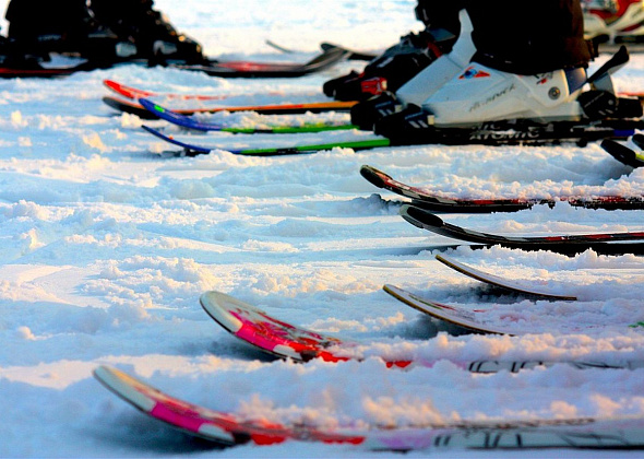 В Карпинске прошли лыжные соревнования, посвященные погибшим спасателям и юбилею ДЮСШ