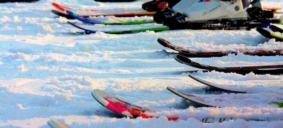 В Карпинске прошли лыжные соревнования, посвященные погибшим спасателям и юбилею ДЮСШ