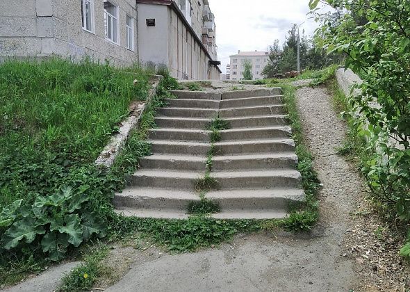Карпинский пенсионер пожаловался на разбитую лестницу у музея