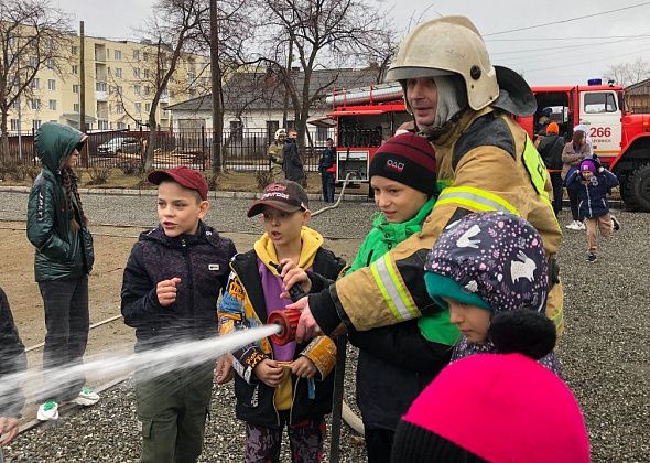 Карпинские пожарные и волонтеры развлекли детей из ребцентра имени Гагарина