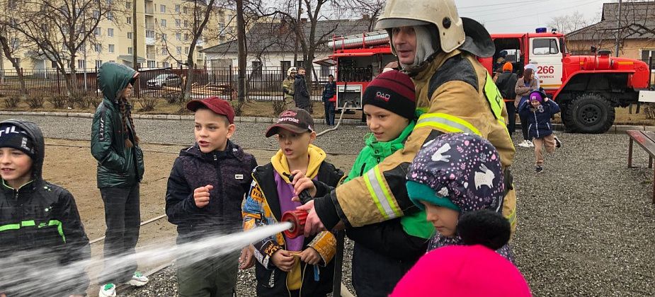 Карпинские пожарные и волонтеры развлекли детей из ребцентра имени Гагарина