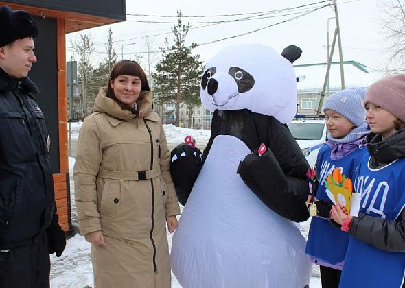 Юные инспекторы, «панда» и сотрудники ГИБДД поздравили автолюбительниц с наступающим женским днем