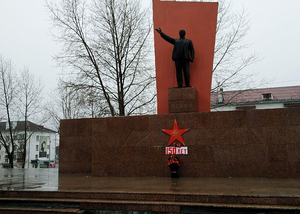 Карпинские коммунисты украсили памятник Ленину в честь 150-летия со дня рождения вождя