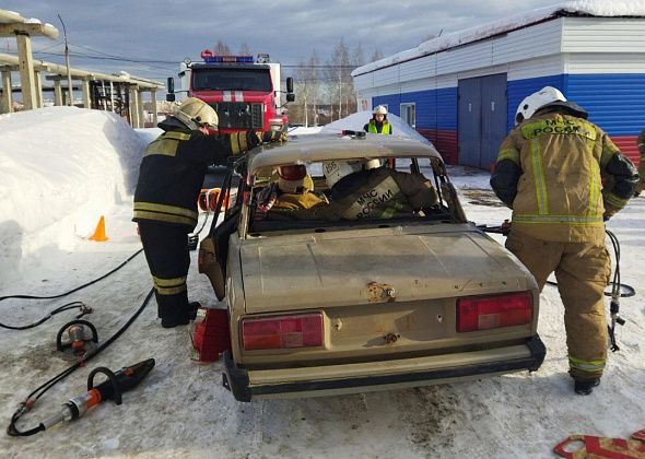 Карпинские пожарные соревновались с коллегами в извлечении пострадавших из автомобиля