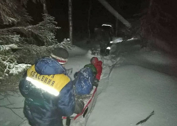 Карпинские спасатели спустили с горы туриста со сломанной ногой