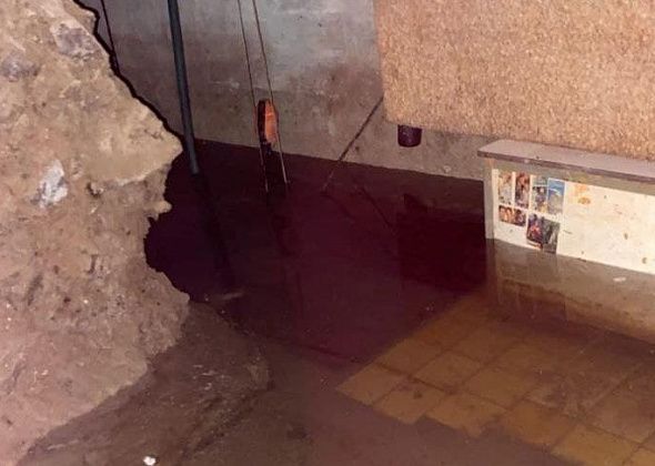 Жители переулка 9 Мая вновь жалуются на затопление своих подполий водопроводной водой
