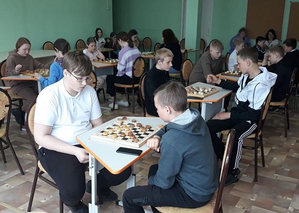 В Карпинске состоялся городской турнир по шашкам среди школьников