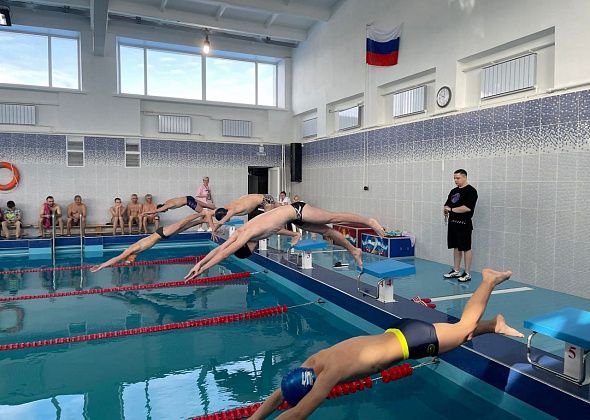 В Карпинске состоялись городские соревнования по плаванию. Называем победителей и призеров