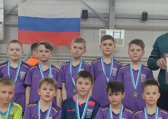 Две команды из Карпинска заняли призовые места на окружном Первенстве по мини-футболу
