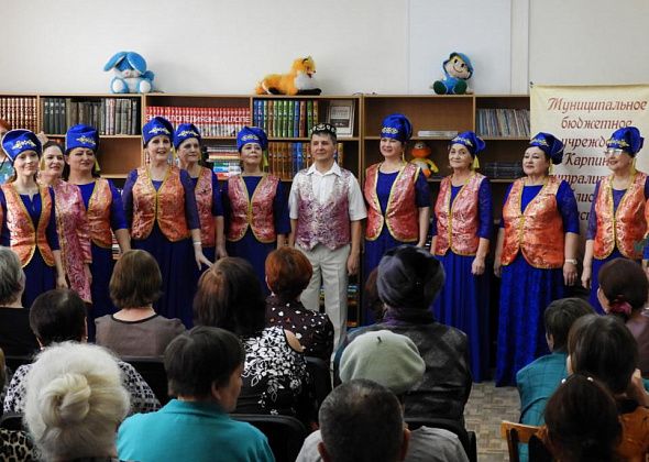 Карпинский коллектив «Алтын ай» выступил с концертом в библиотеке 