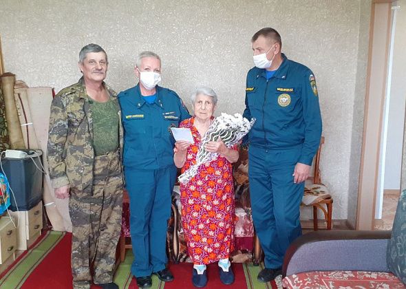 Карпинские пожарные поздравили своего коллегу с днем рождения. Пенсионерке исполнилось 97 лет