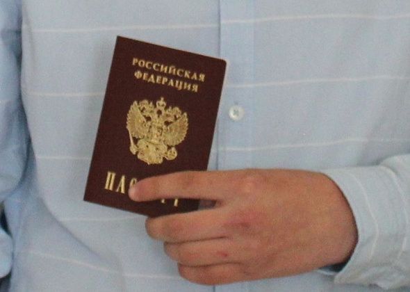 В Карпинске четыре человека получили гражданство Российской Федерации
