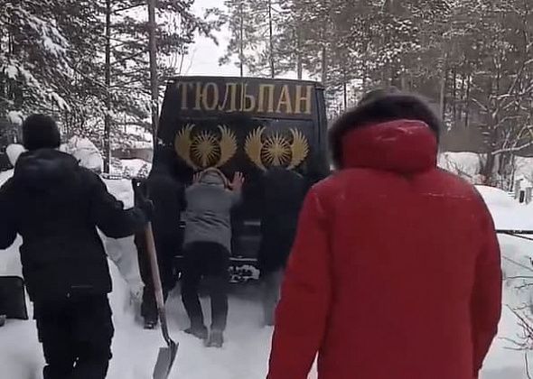 В Карпинске на кладбище во время похорон в снегу увязли автомобили. Кто виноват