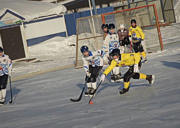 Карпинские и краснотурьинские хоккеисты выяснили, кто играет лучше