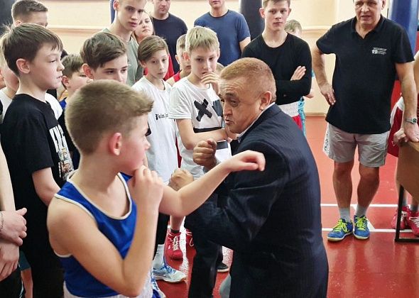 Карпинск посетил выдающийся боксер Шамиль Сабиров. Он рассказал о себе, поделился опытом и раздал автографы
