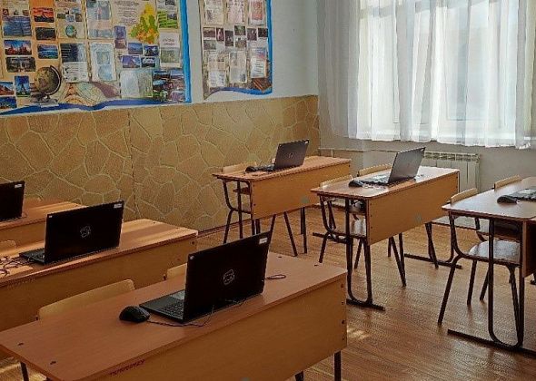 Карпинской школе-интернату подарили 28 ноутбуков 