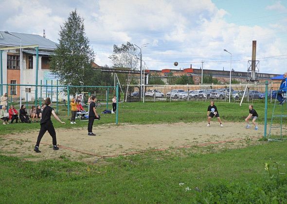 В Карпинске прошел турнир по пляжному волейболу