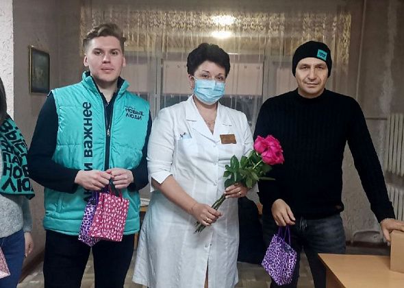 Карпинский депутат и активисты поздравили рожениц с Днем матери