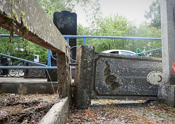 На городском кладбище нелюди разворотили надгробия в поисках металла