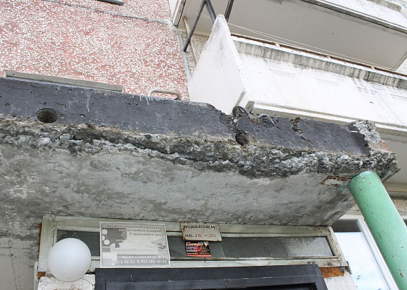 ЧП в Североуральске: на 15-летнего парня упал кусок бетонного козырька