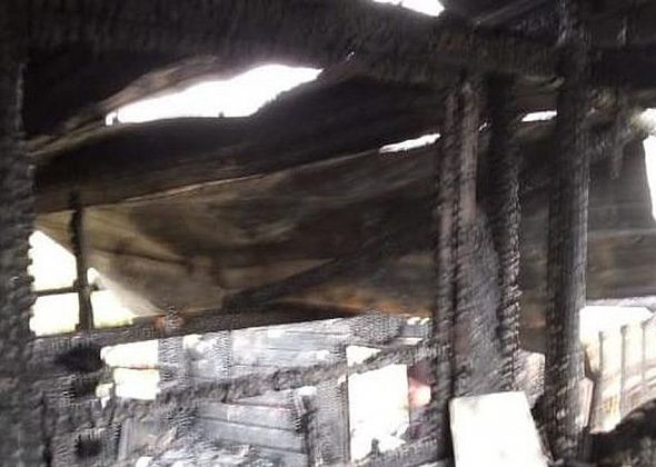 В Карпинске случился пожар – сгорел дом. Людям нужна помощь