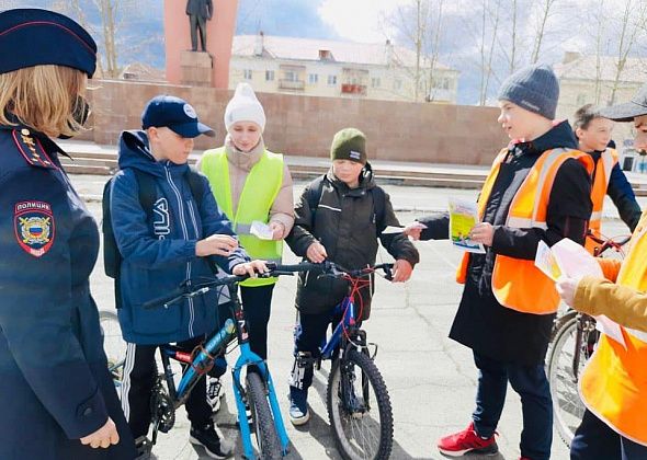 Молодым велосипедистам напомнили ПДД и посоветовали ездить в защите