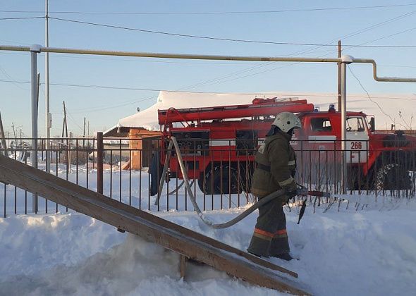 Карпинские пожарные залили зимнюю горку для детей из социально-реабилитационного центра 