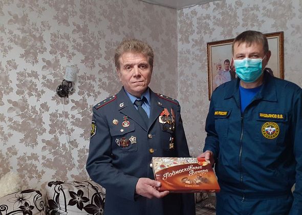 Спасатели поздравили ликвидатора Чернобыльской аварии с памятной датой