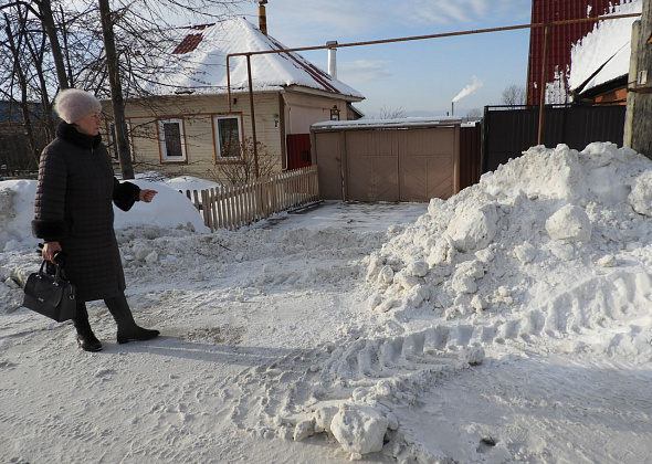 Карпинцы недовольны, что снег после чистки дорог коммунальщики сдвигают ближе к домам