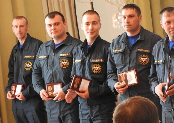 Карпинских пожарных наградили грамотами и медалями в честь юбилея службы
