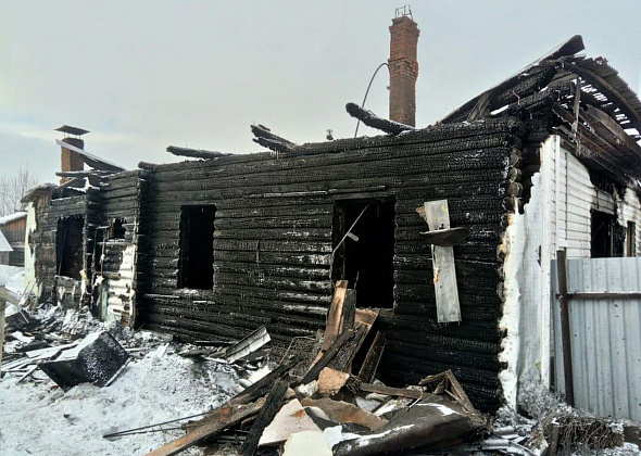 Семья потеряла в огне все имущество. Людям нужна помощь, чтобы восстановить хозяйство