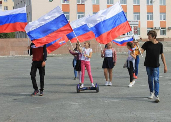 Юные карпинцы отметили День российского флага