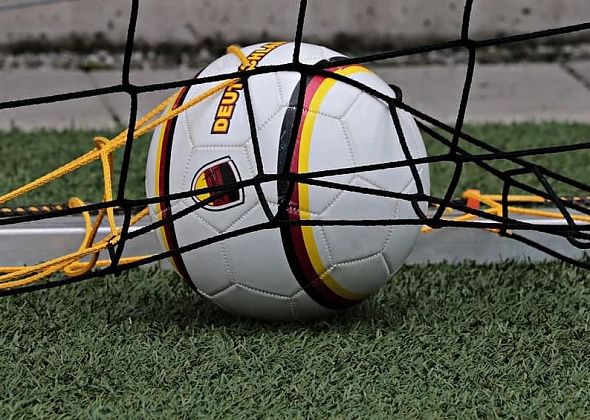Карпинские футболисты борются за победу в финальных играх областного первенства