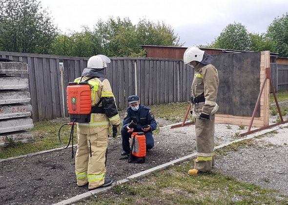 Добровольных пожарных поселка Веселовка научили пользоваться ранцевым огнетушителем