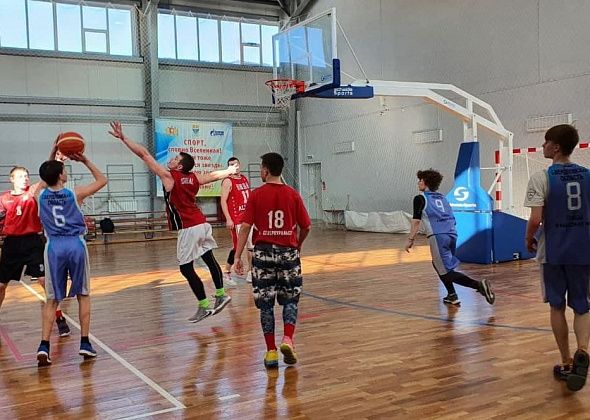 В Карпинске проходит баскетбольный турнир памяти Дреера. Называем лидеров