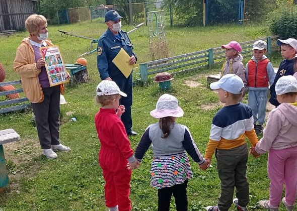 Карпинские пожарные посетили детский сад «Малыш», чтобы напомнить детям о безопасности
