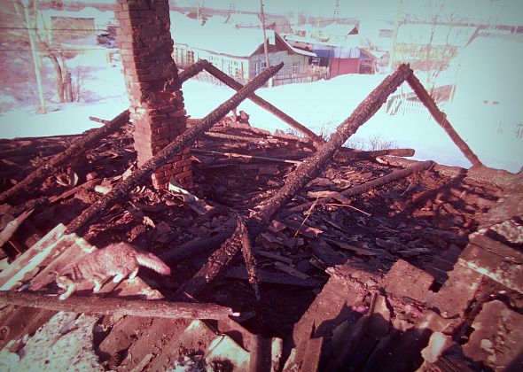 В Карпинске горел четырехквартирный барак