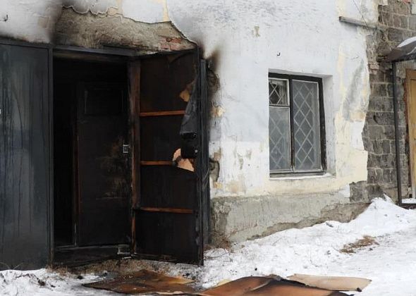 В Карпинске загорелся вход в подразделение Росгвардии