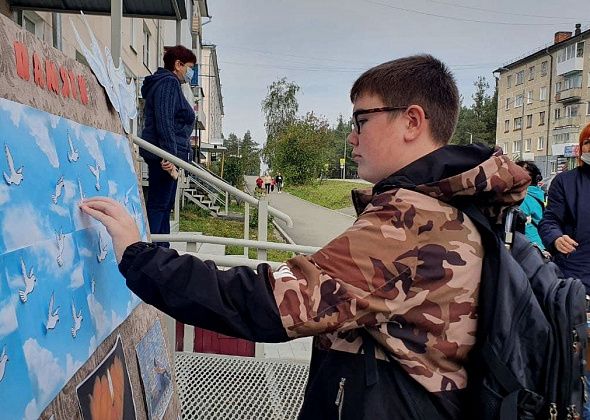 В Карпинске прошла траурная акция, посвященная теракту в Беслане