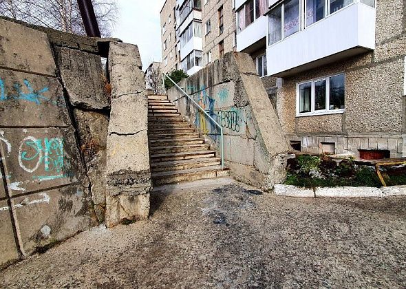 УКХ ищет подрядчика, который за 2 млн отремонтирует лестницу во дворе по Мира