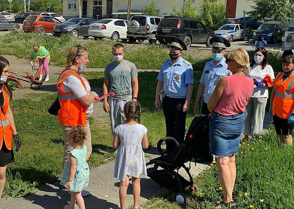ГИБДД и "Родительский патруль" школы №6 прошлись по дворам и напомнили карпинцам о безопасности