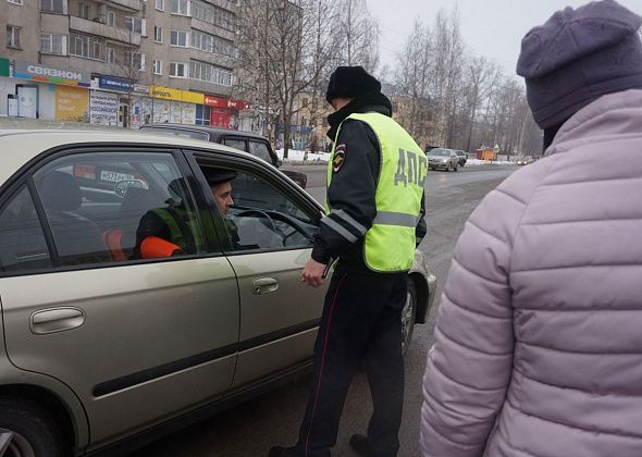 Сотрудники ГИБДД патрулируют улицы в поисках водителей-должников