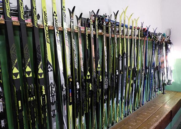 В Карпинской ДЮСШ открылся прокат лыж